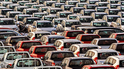 Harte Zeiten: Arbeiter in einem VW-Werk stehen vor einer ungewissen Zukunft. Bild: VW