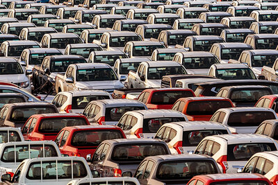 Harte Zeiten: Arbeiter in einem VW-Werk stehen vor einer ungewissen Zukunft. Bild: VW