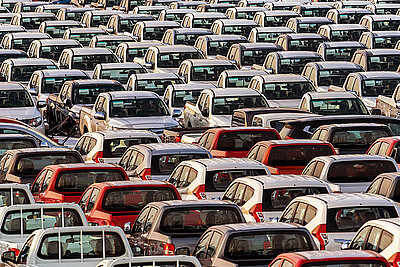 Harte Zeiten: Arbeiter in einem VW-Werk stehen vor einer ungewissen Zukunft. Bild: VW
