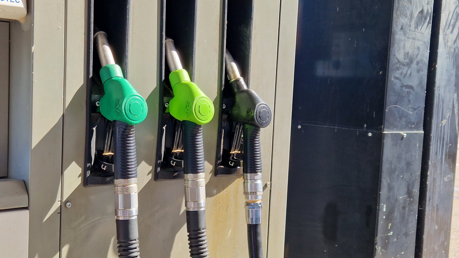 Die üblichen drei Zapfpistolen an einer Tankstelle: Bleifrei 95 und 98 sowie Diesel