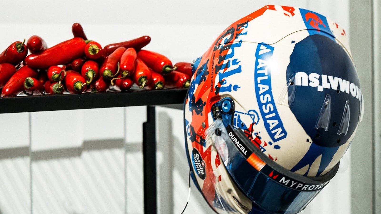 Chilis und Helm von Carlos Sainz