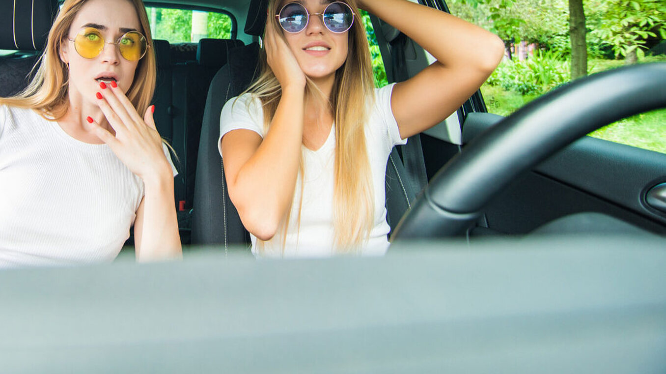 Zwei Frauen mit Sonnenbrille im Auto