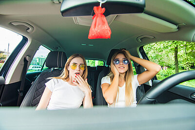 Zwei Frauen mit Sonnenbrille im Auto