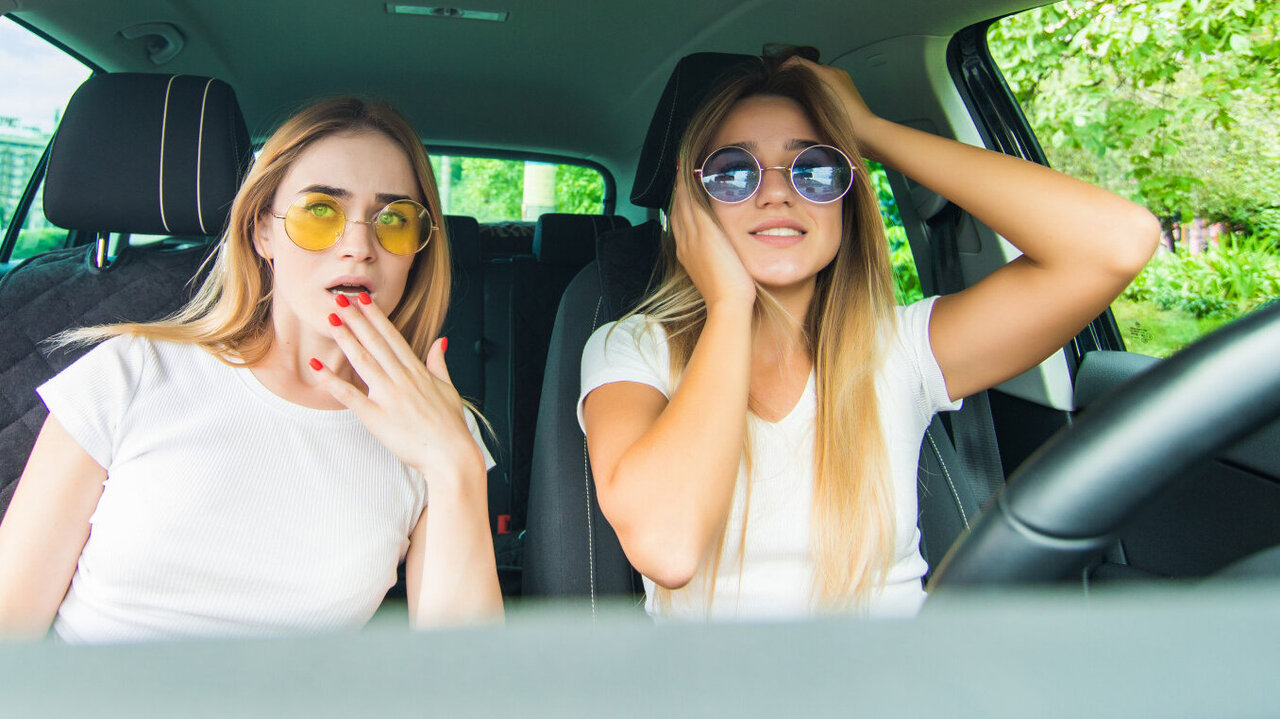 Zwei Frauen mit Sonnenbrille im Auto