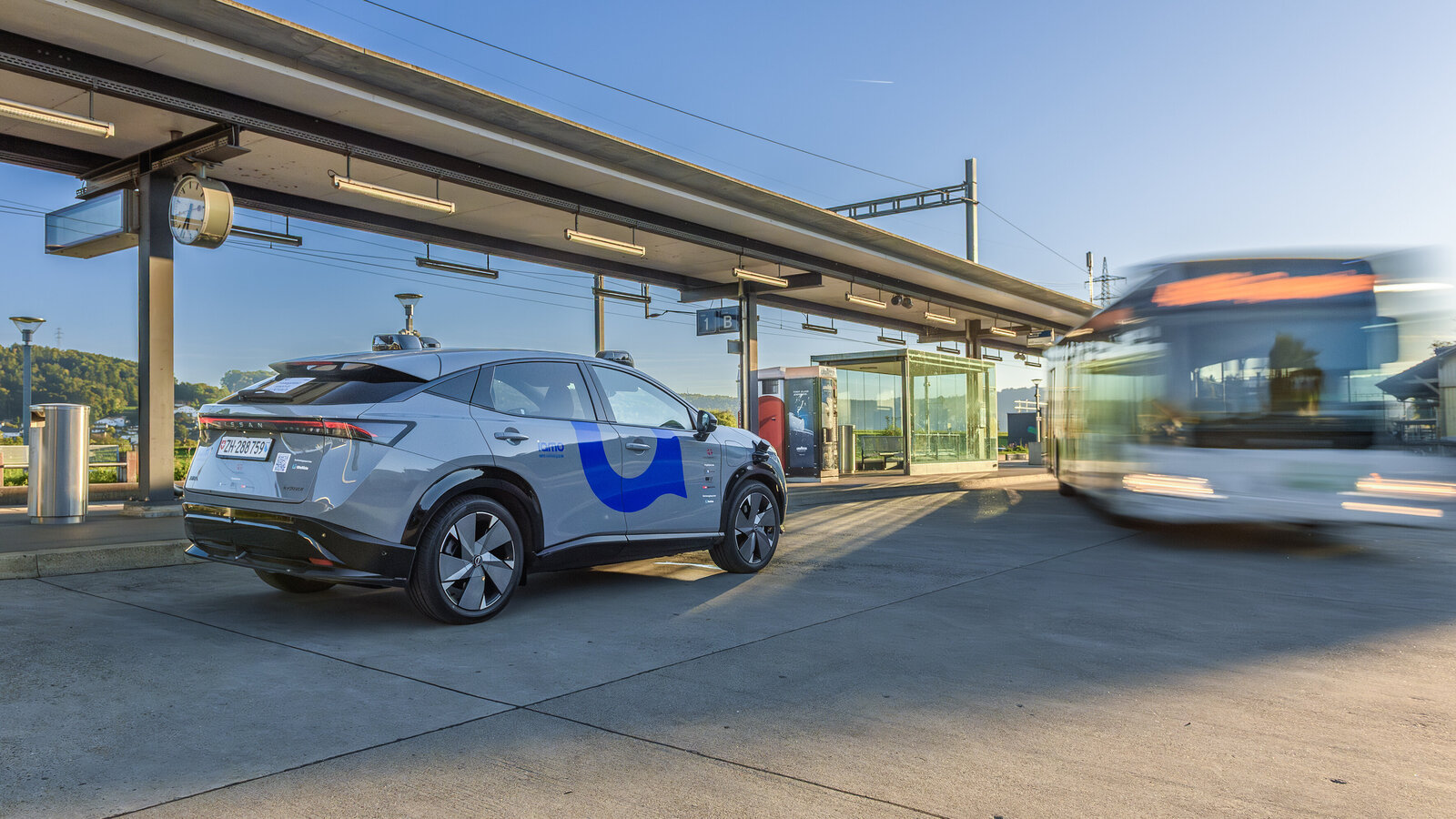 Selbstfahrendes Auto am Bahnhof