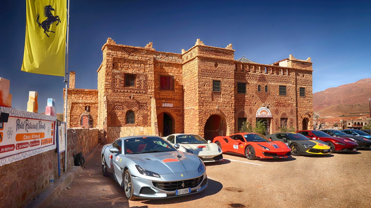Ferraris vor einer Burg