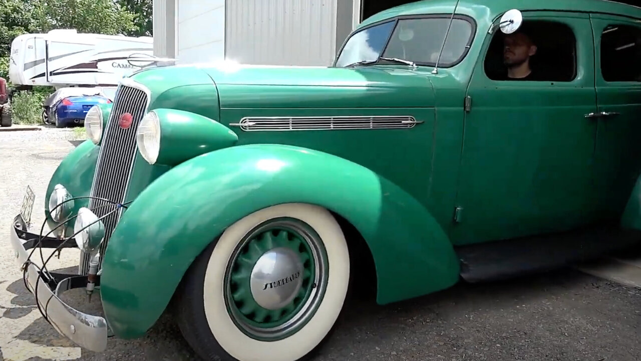 Eines muss man ihm lassen: Zum wuchtigen Auftritt des Studebakers passt der Name Dictator. Spätestens ab Mitte der 30er Jahre wollte in den USA keiner mehr mit einem solchen Auto durch die Gegend fahren. Und der Dictator wurde ab 1937 von einem Tag auf den anderen in «Commander» abgeändert. Nicht so viel besser, aber immerhin.