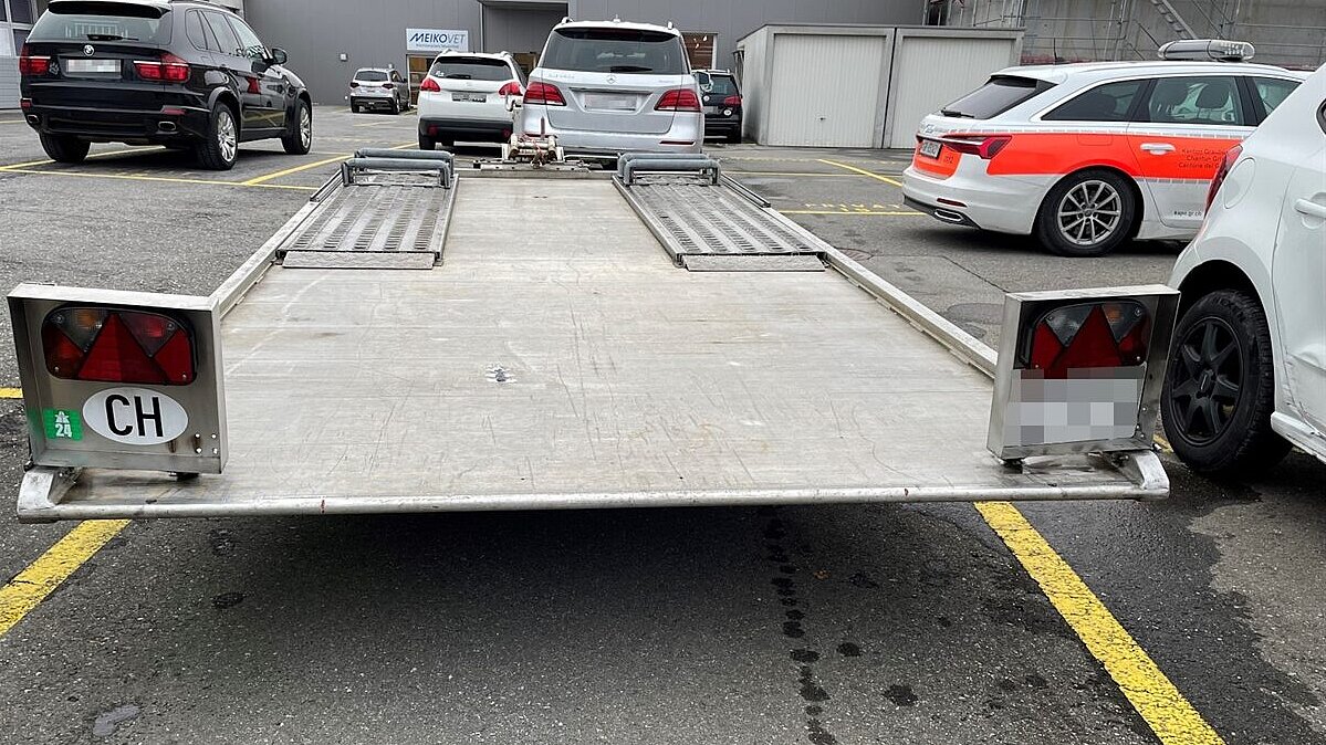 Am selben Tag sorgte ein Lieferwagen für grosses Staunen auf der A13 im Kanton Graubünden. Bei Maienhof auf der Höhe der Raststätte Heidiland löste sich der Anhänger vom Transporter, geriet auf die Überholspur und schrammte einige Meter entlang der Mittelleitplanke. Der Fahrer stoppte und hängte den Anhänger mithilfe anderer Automobilisten wieder an seinen Transporter. Danach fuhr er weiter, ohne den Schaden zu melden. Andere Verkehrsteilnehmende informierten die Kantonspolizei Graubünden, die den Lenker ausfindig machte und anzeigte. Bild: Kapo GR