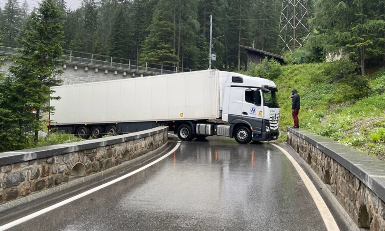 Im Juli 2023 sorgte ein 51-jähriger Lastwagenchauffeur aus Usbekistan für grosse Verkehrsbehinderungen im Sommer-Passverkehr. Er folgte dem Navi blind und missachtete konsequent sämtliche Signale: Höchstbreite, Höchsthöhe, Anhängerverbot an Lastwagen und auch das Höchstgewicht. Die Folge: Er blieb mit seinem Fahrzeug stecken. Bild: Kantonspolizei Graubünden