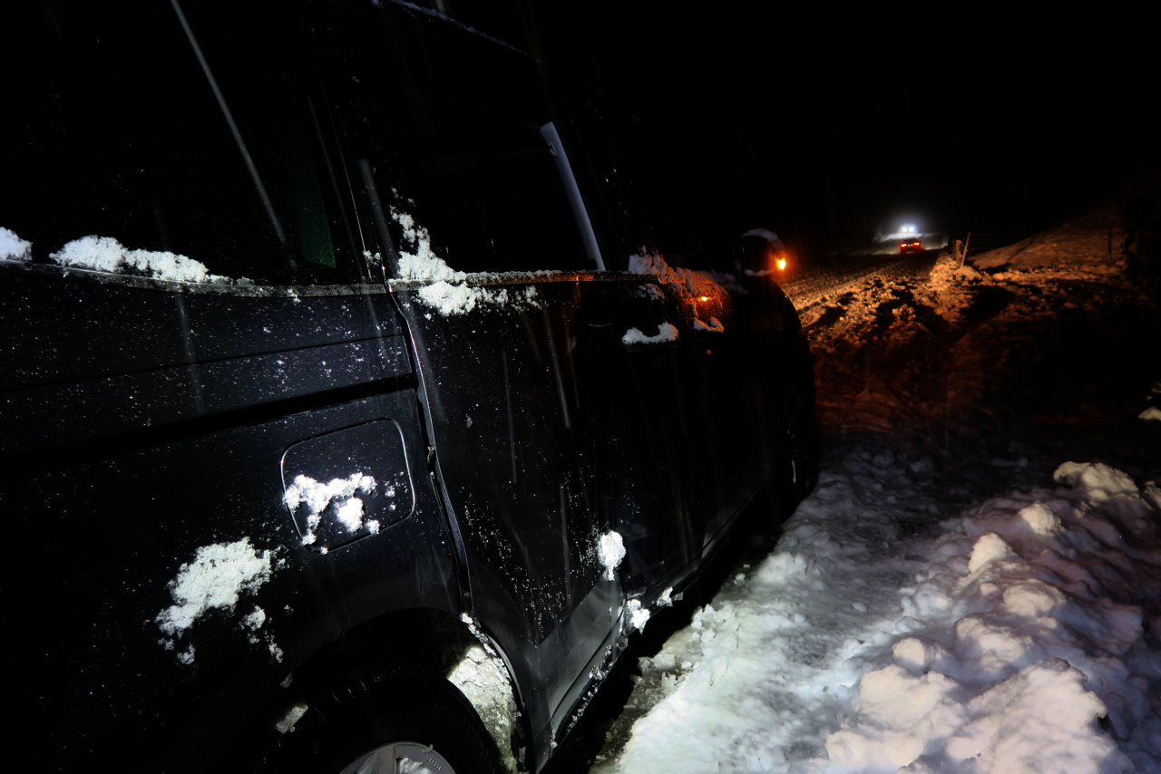 Die Lenkerin prallte in den Strassenzaun. Am Auto entstand Sachschaden, die Frau blieb unverletzt. Bild: Kapo GL