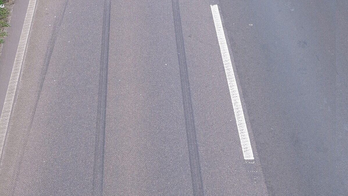 Bei einer Stotterbremse sollten keine solche Bremsspuren entstehen. Die Stotterbremse war in den 1960er-Jahre eine Empfehlung, um bei Glatteis das Auto nicht ins Schleudern zu bringen. Bild: Zvg