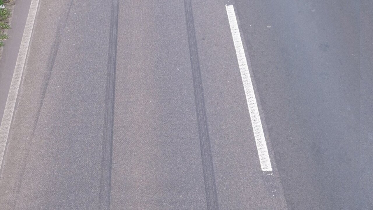 Bei einer Stotterbremse sollten keine solche Bremsspuren entstehen. Die Stotterbremse war in den 1960er-Jahre eine Empfehlung, um bei Glatteis das Auto nicht ins Schleudern zu bringen. Bild: Zvg