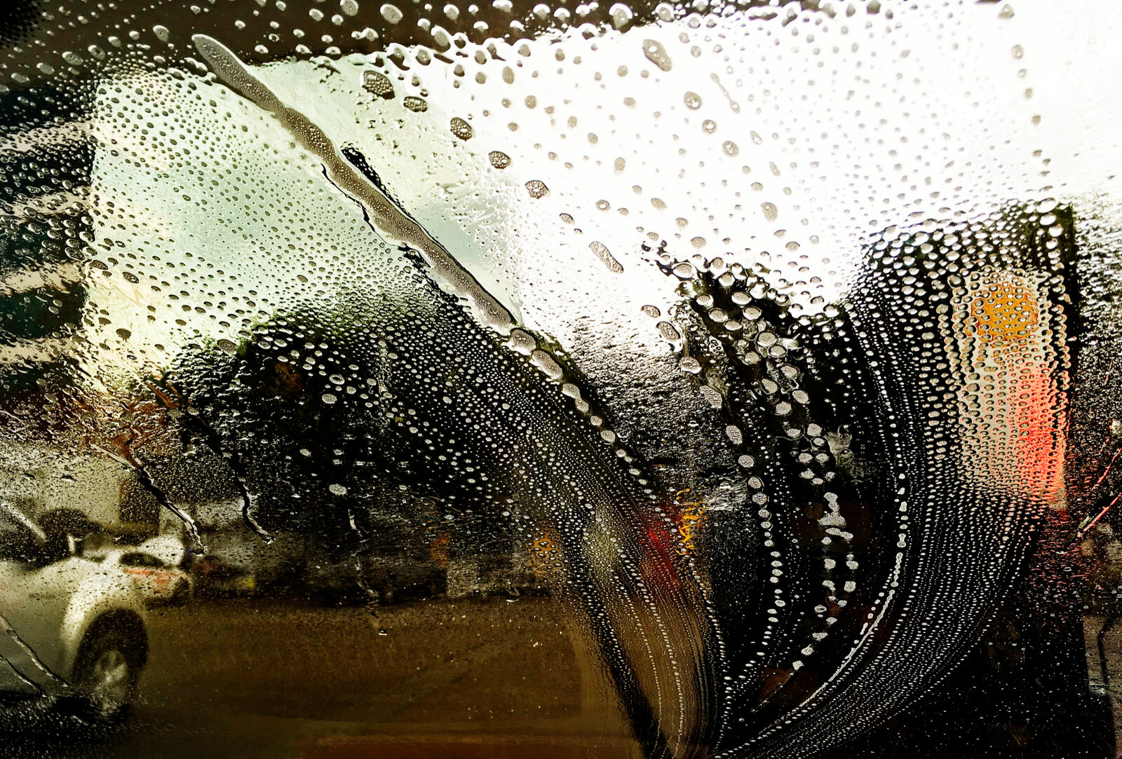 Wasser auf der Windschutzscheibe