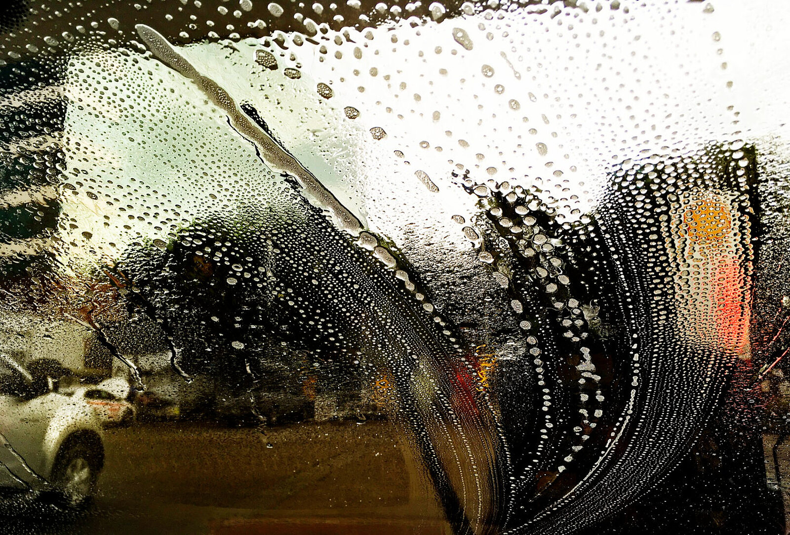 Wasser auf der Windschutzscheibe
