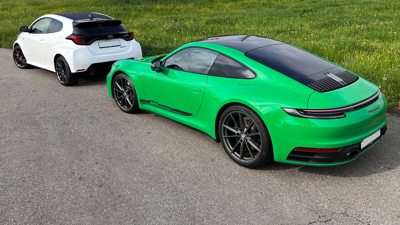 Toyota Yaris GR und einem Porsche 911 Carrera T