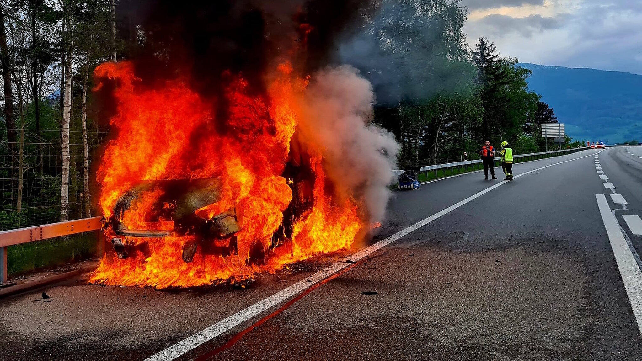 Brennendes Fahrzeug auf der Autobahn