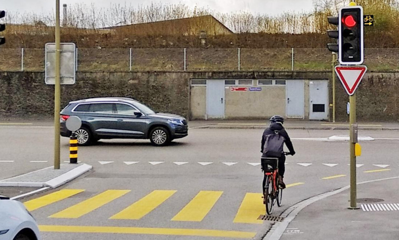 Velofahrer dürfen hier rechts abbiegen, obwohl die Ampel auf rot steht. Bild: Kanton Zürich