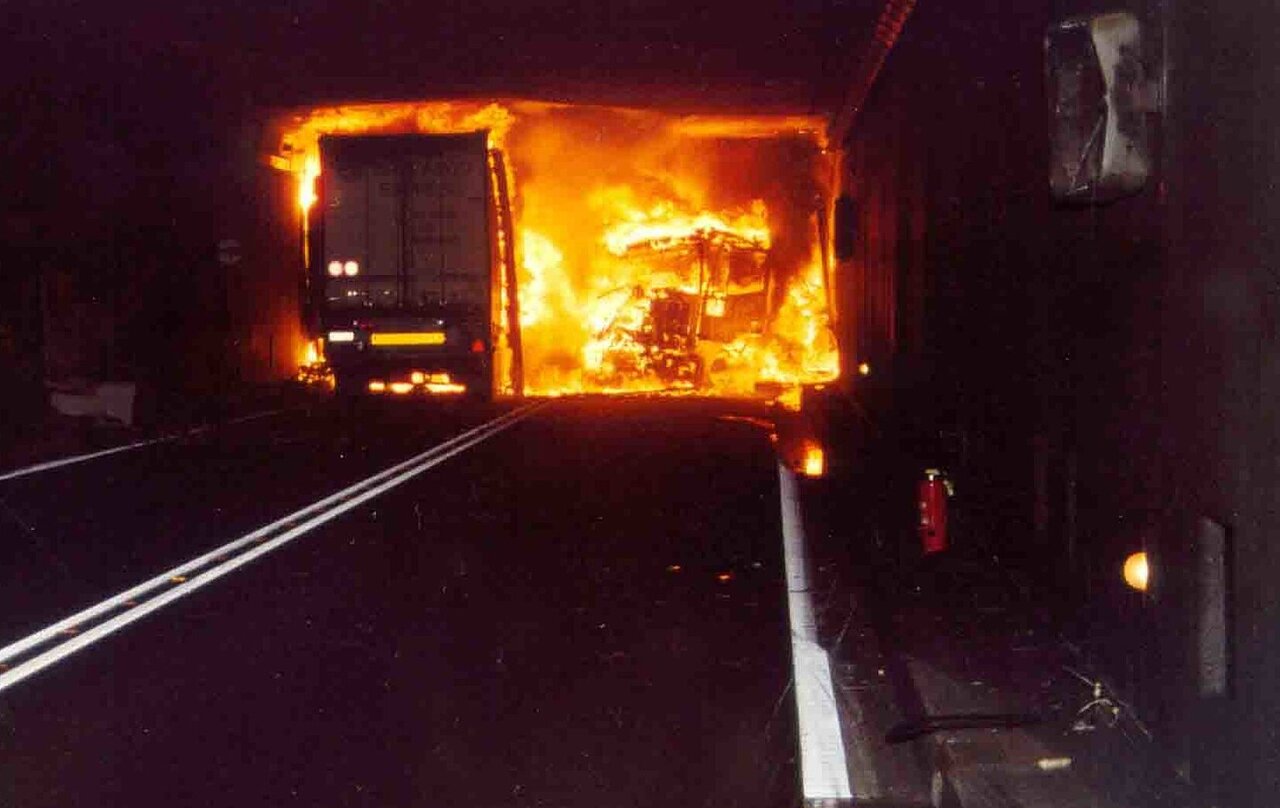 Bei der Katastrophe im Gotthard-Strassentunnel 2001 fing ein Lastwagen, der hunderte Pneus geladen hatte, Feuer. Dadurch entstand im Tunnel eine Hitze von bis zu 1200 Grad. Bild: Kantonspolizei TI