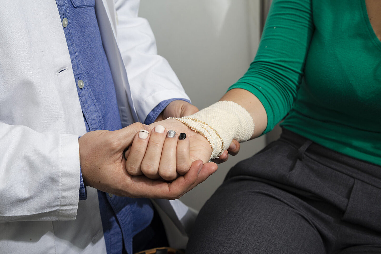 Doktor überprüft verbundenen Arm