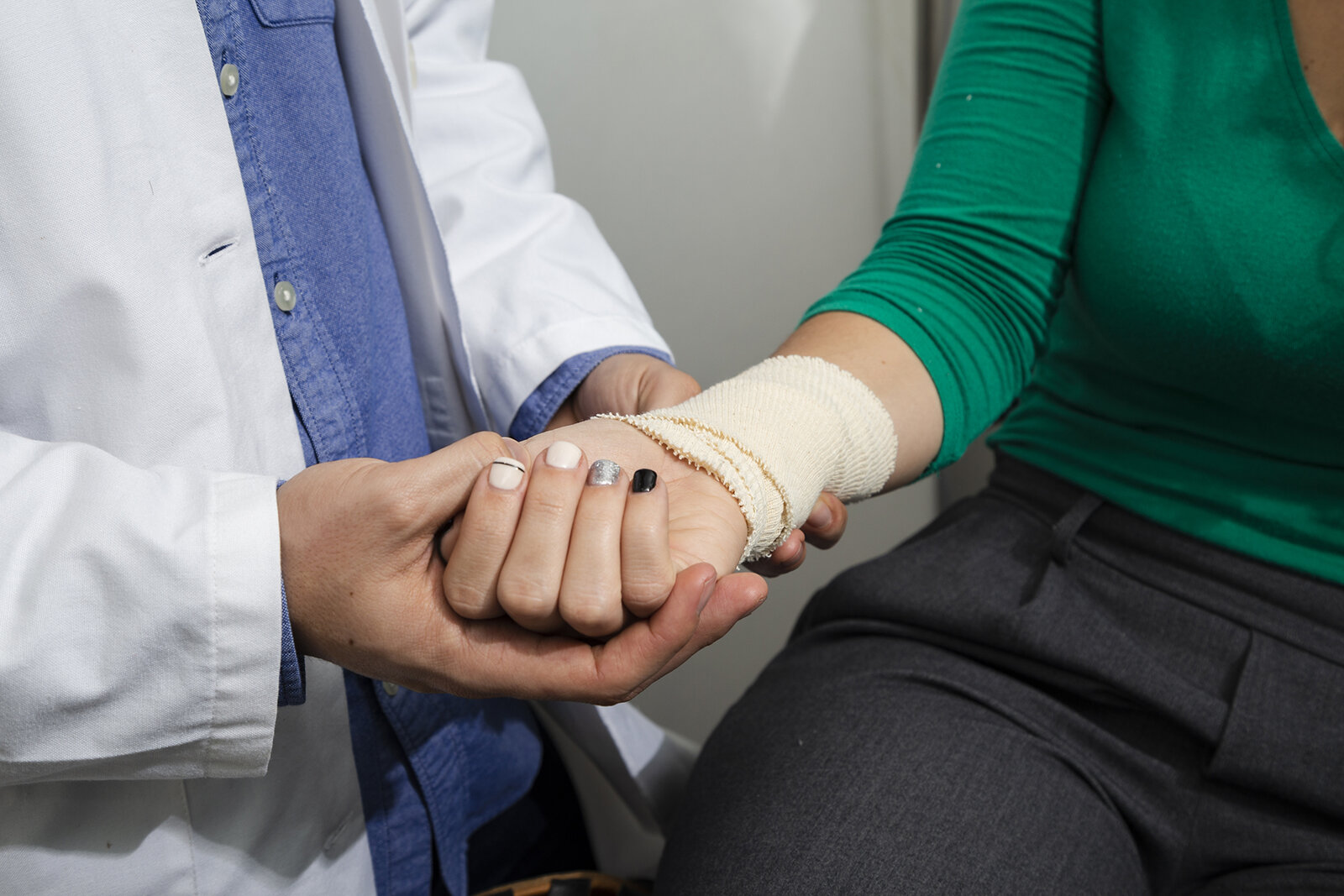 Doktor überprüft verbundenen Arm