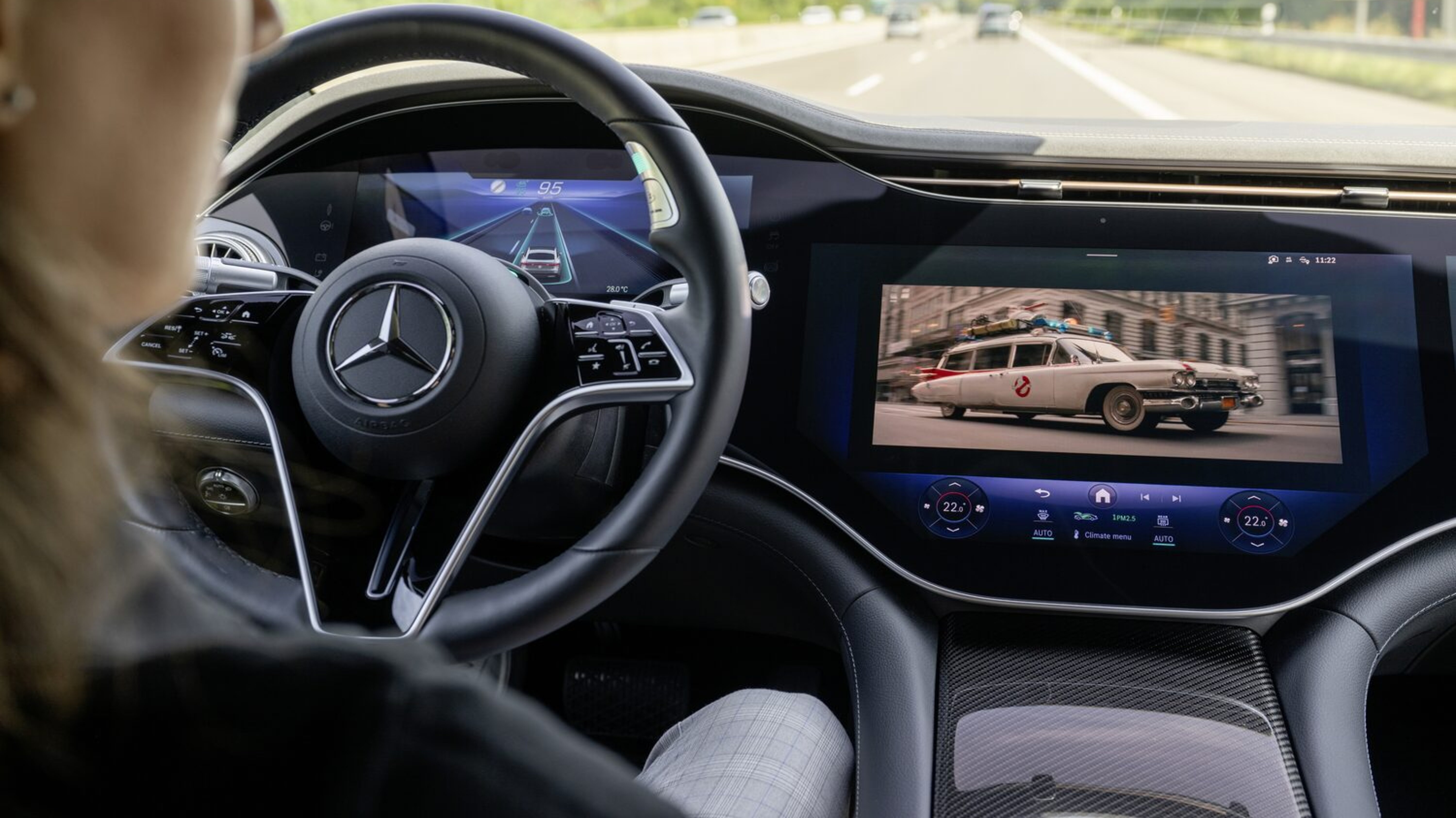 Im selbstfahrenden Mercedes kann die Fahrerin einen Film schauen
