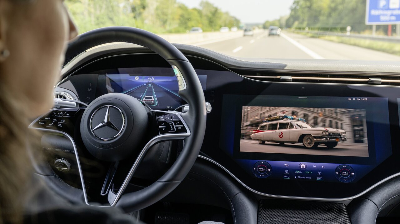 Im selbstfahrenden Mercedes kann die Fahrerin einen Film schauen
