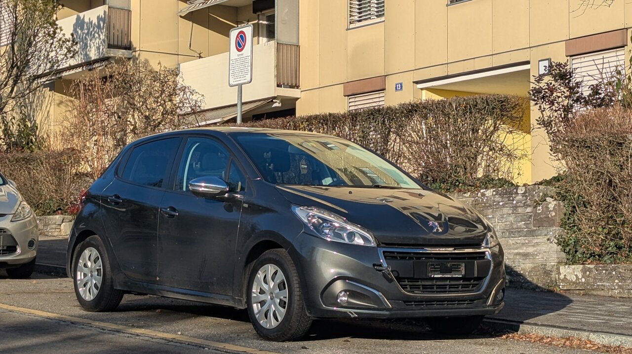 Auto ohne Nummer auf einem Parkplatz