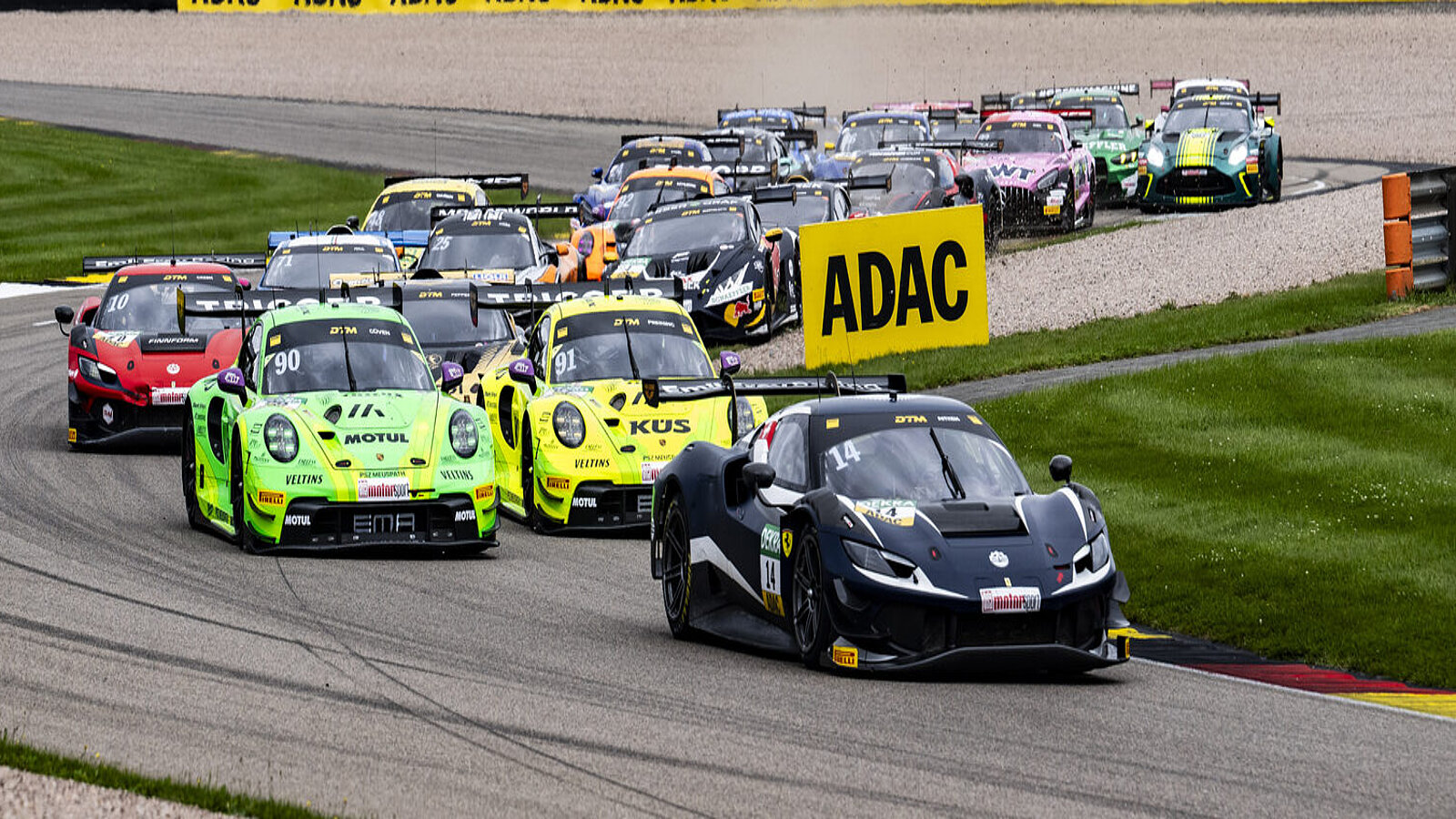 Jack Aitken führt auf dem Sachsenring