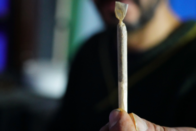 Joint in einer Hand präsentiert