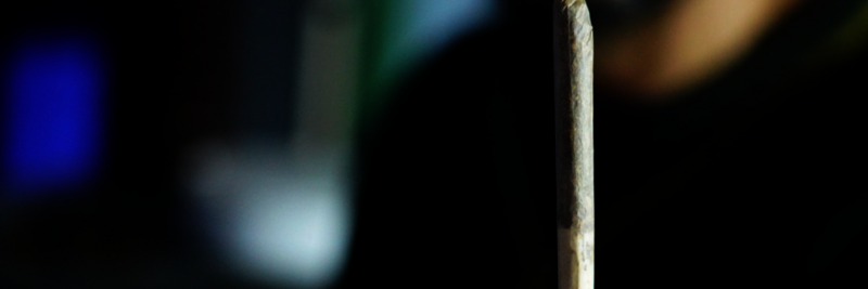 Joint in einer Hand präsentiert