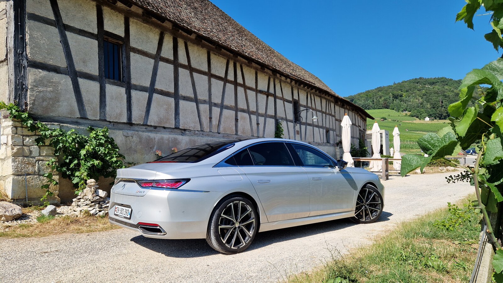 Heckansicht des DS 9 E-Tense 360 vor der Bergtrotte Osterfingen.