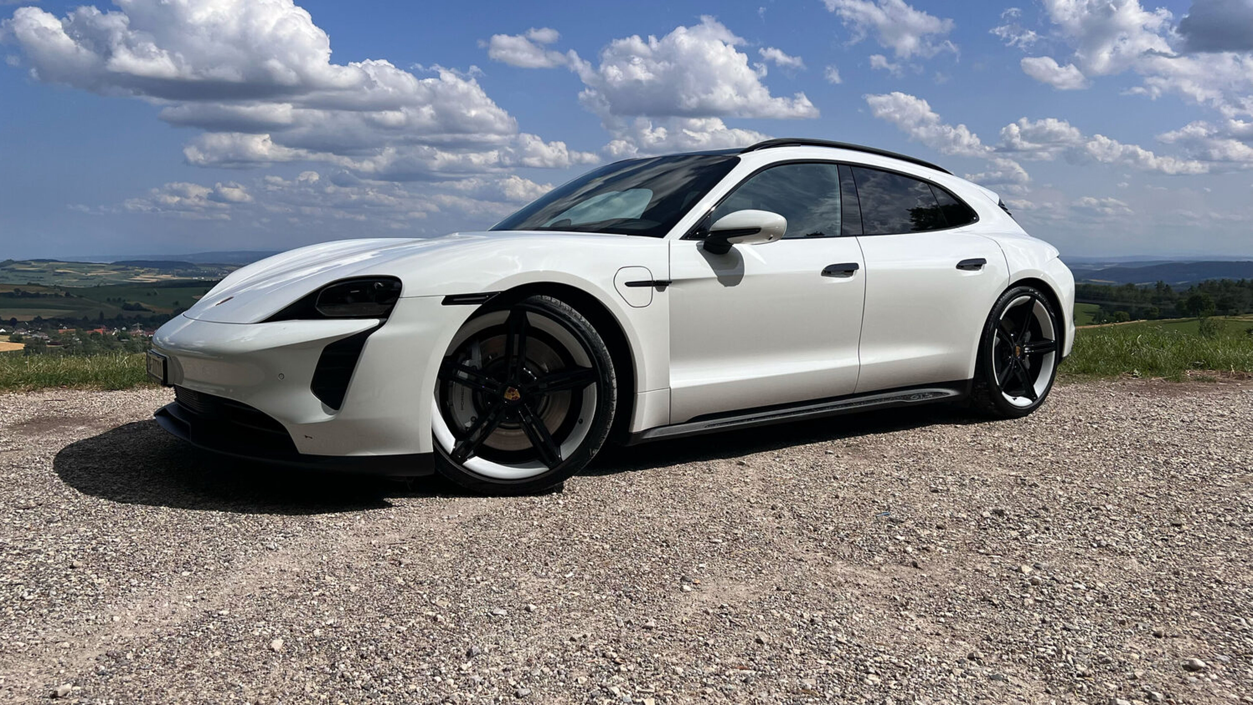 Frontansicht des Porsche Taycan GTS Sport Turismo