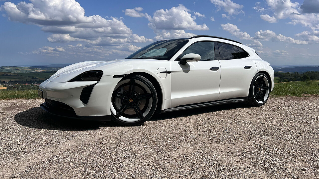 Frontansicht des Porsche Taycan GTS Sport Turismo
