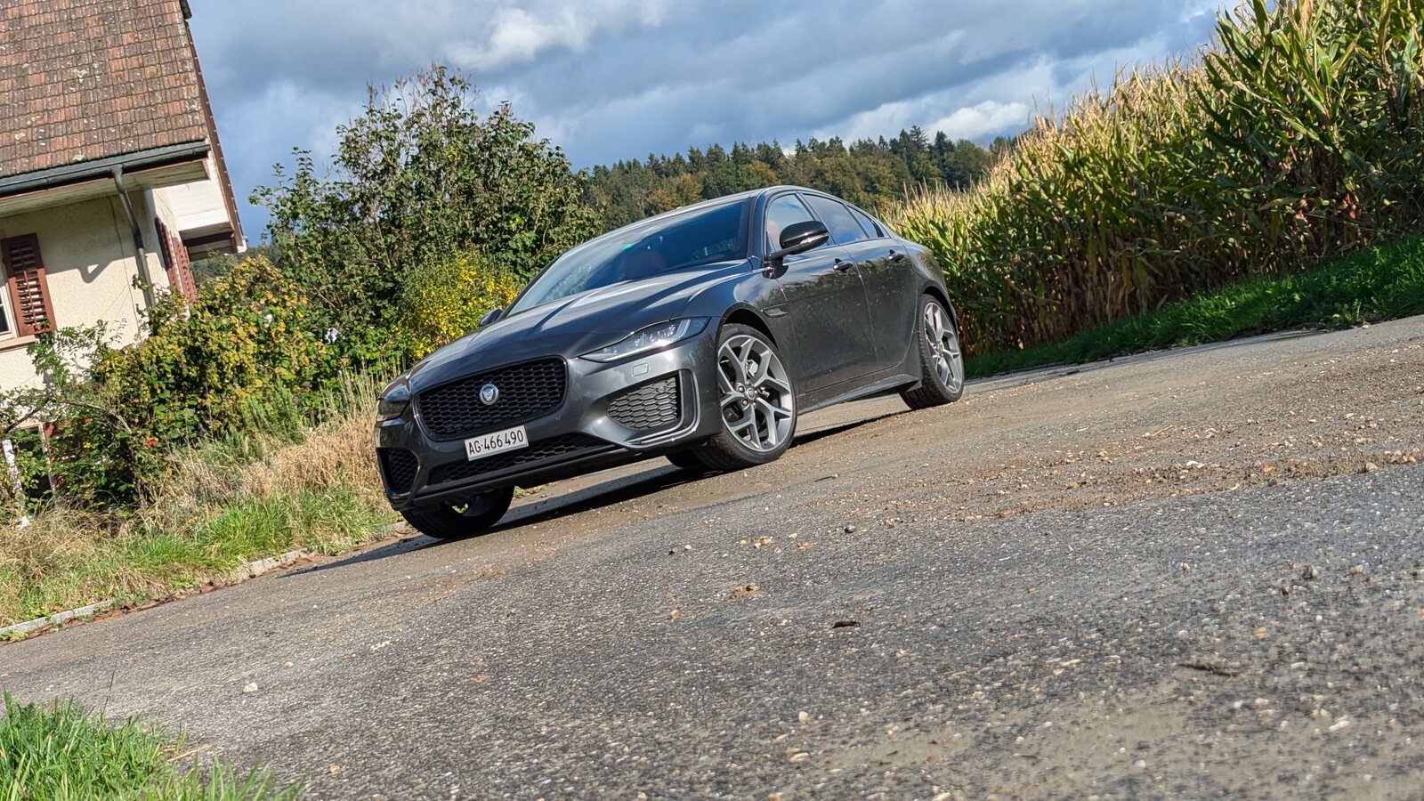 Jaguar XE von vorne