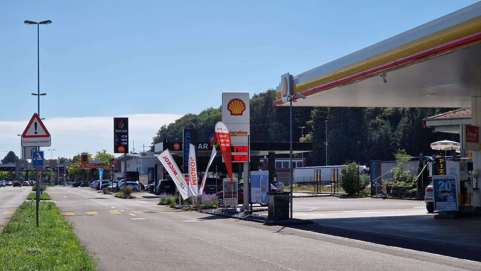 An der Grenze zu Deutschland wie in Thayngen stehen oft mehrere Tankstellen hintereinander.