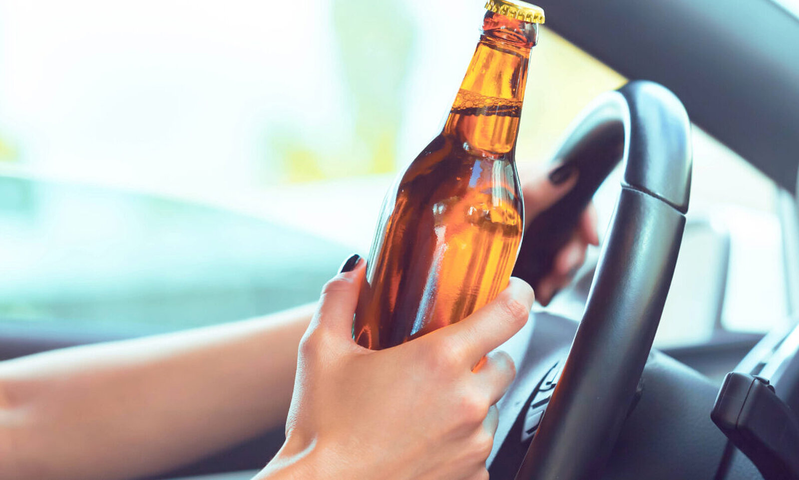 Das Bier am Steuer ist erlaubt – wenn der Grenzwert eingehalten wird. Und der liegt in der Schweiz bei 0,5 Promille oder bei einem Atemalkoholgehalt von 0,25 mg/l. Bild: freepik