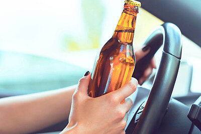Das Bier am Steuer ist erlaubt – wenn der Grenzwert eingehalten wird. Und der liegt in der Schweiz bei 0,5 Promille oder bei einem Atemalkoholgehalt von 0,25 mg/l. Bild: freepik