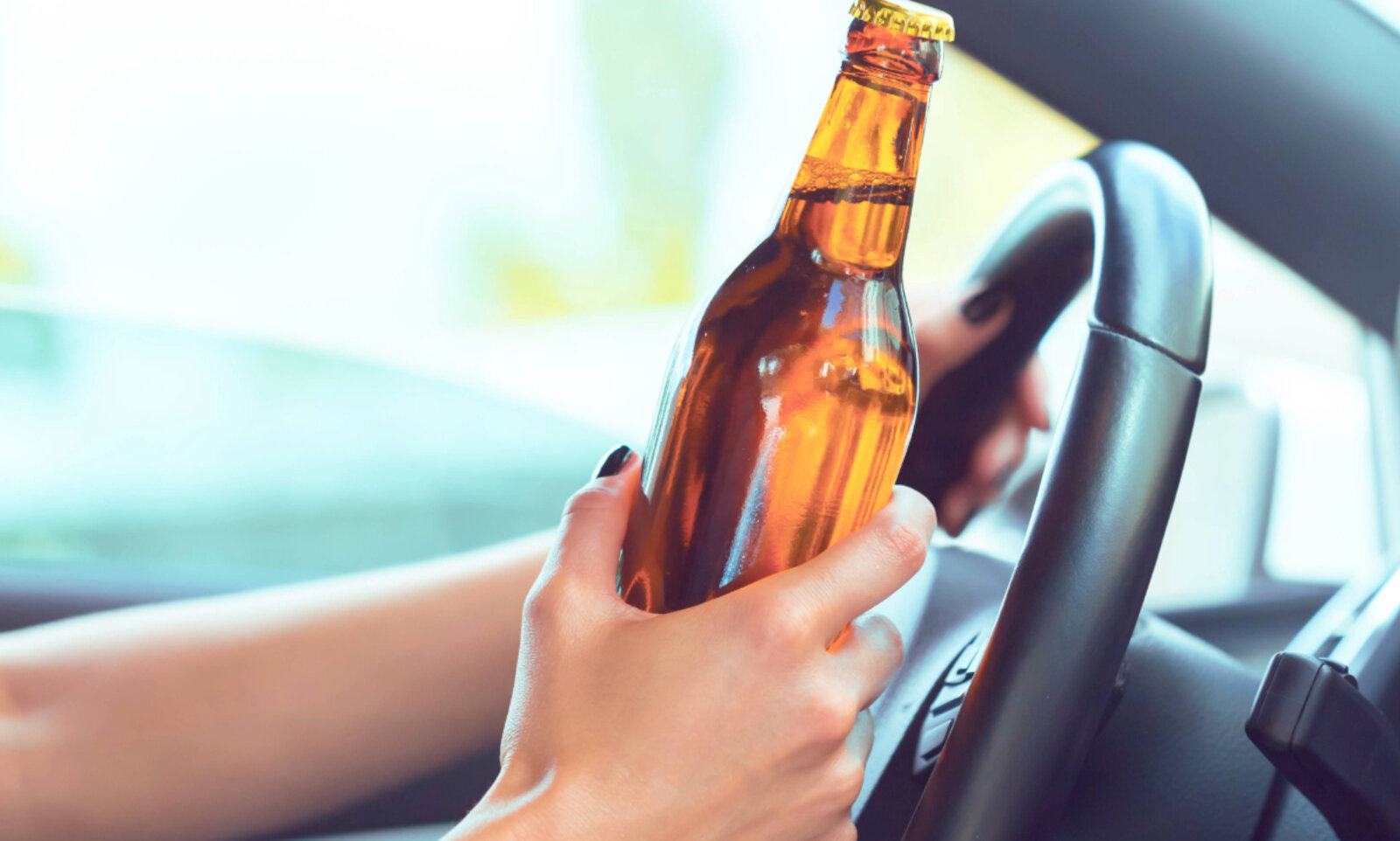Das Bier am Steuer ist erlaubt – wenn der Grenzwert eingehalten wird. Und der liegt in der Schweiz bei 0,5 Promille oder bei einem Atemalkoholgehalt von 0,25 mg/l. Bild: freepik