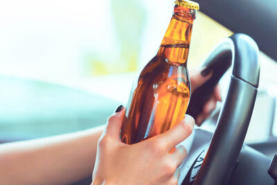 Das Bier am Steuer ist erlaubt – wenn der Grenzwert eingehalten wird. Und der liegt in der Schweiz bei 0,5 Promille oder bei einem Atemalkoholgehalt von 0,25 mg/l. Bild: freepik