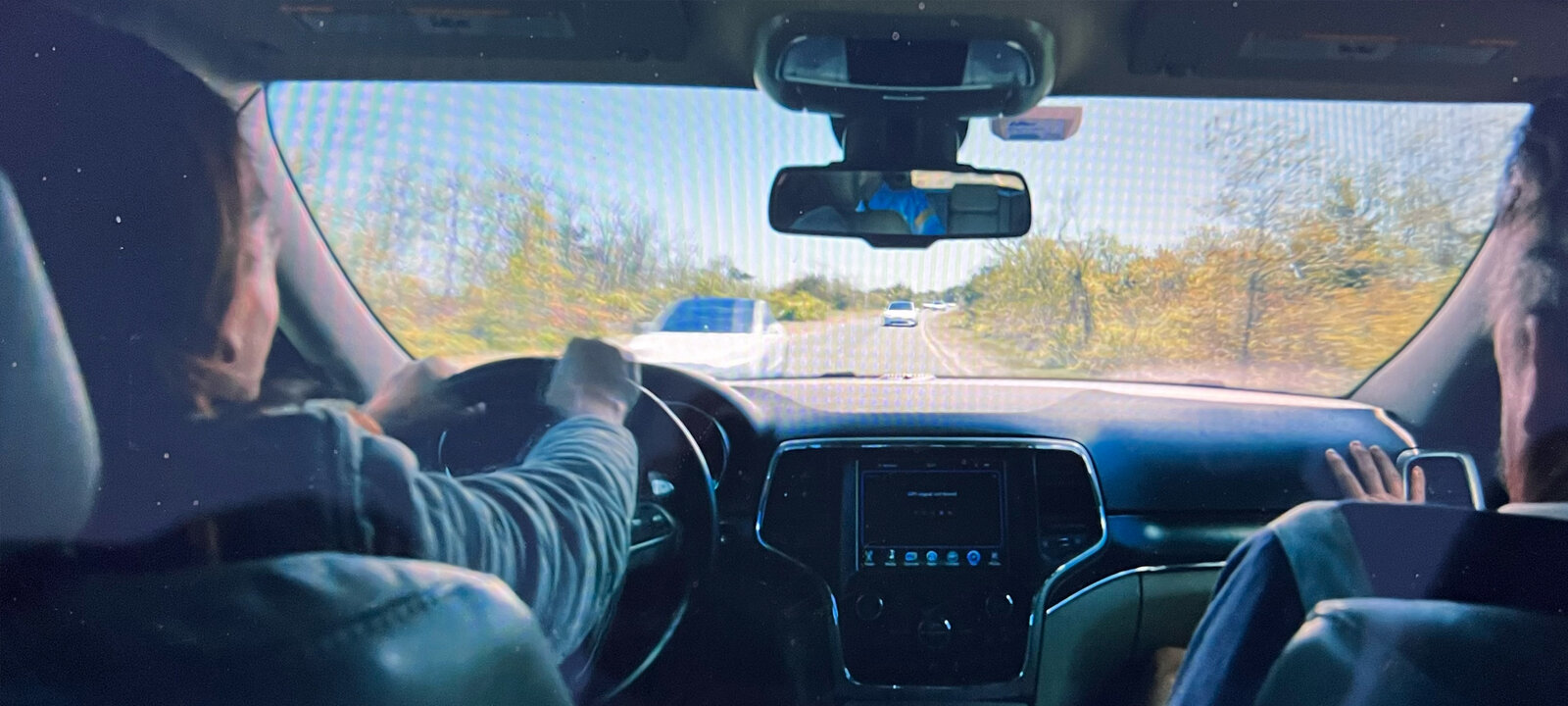 Ein Auto muss entgegenkommenden Teslas ausweichen.