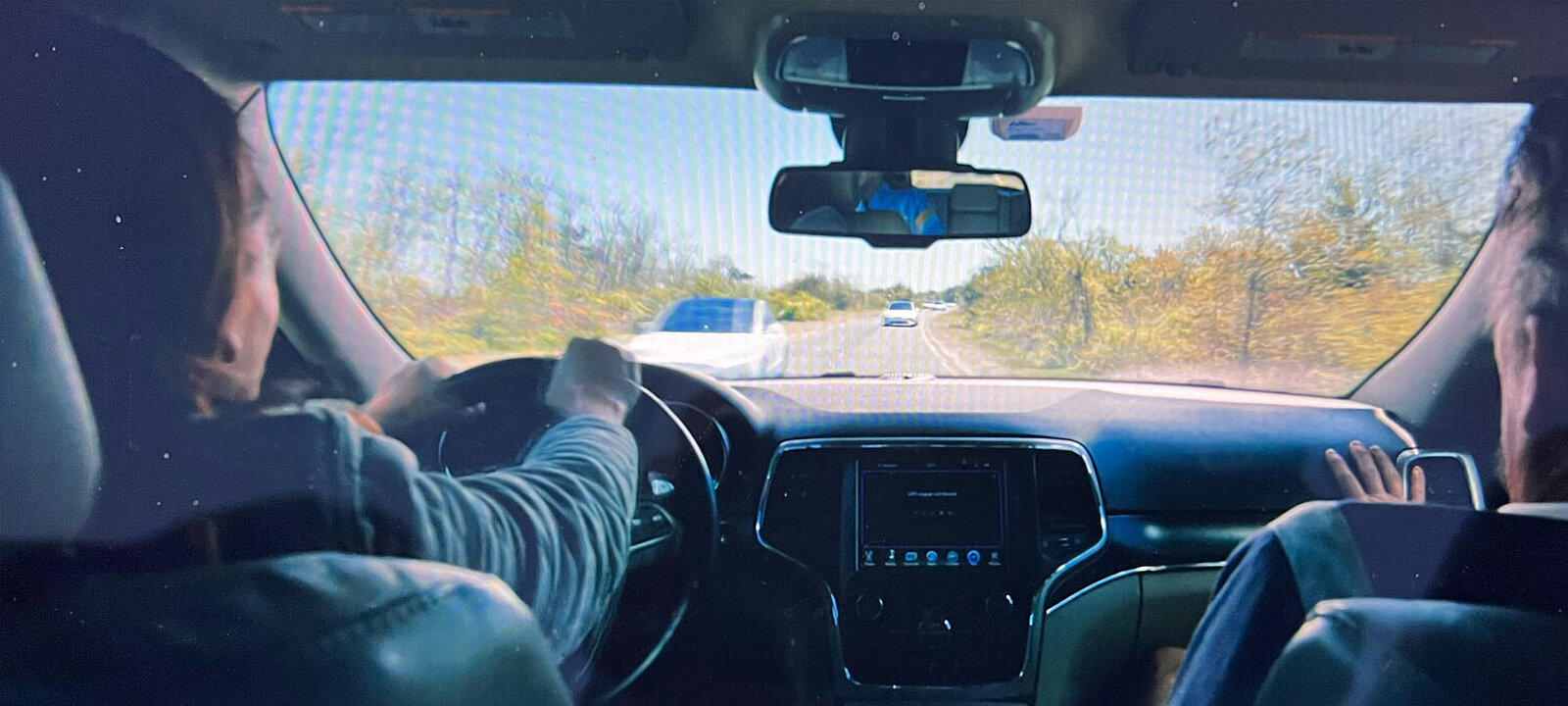 Ein Auto muss entgegenkommenden Teslas ausweichen.