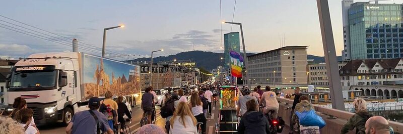 Velofahrer auf der Hardbrücke in Zürich im Juli 2022