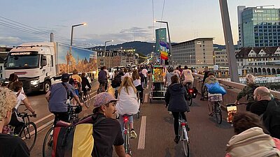 Velofahrer auf der Hardbrücke in Zürich im Juli 2022