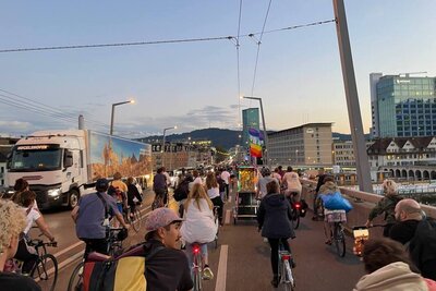 Velofahrer auf der Hardbrücke in Zürich im Juli 2022