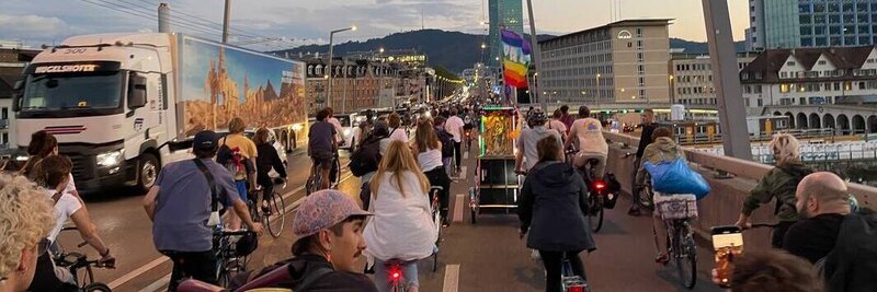 Velofahrer auf der Hardbrücke in Zürich im Juli 2022