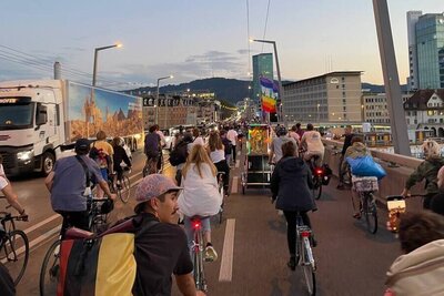 Velofahrer auf der Hardbrücke in Zürich im Juli 2022