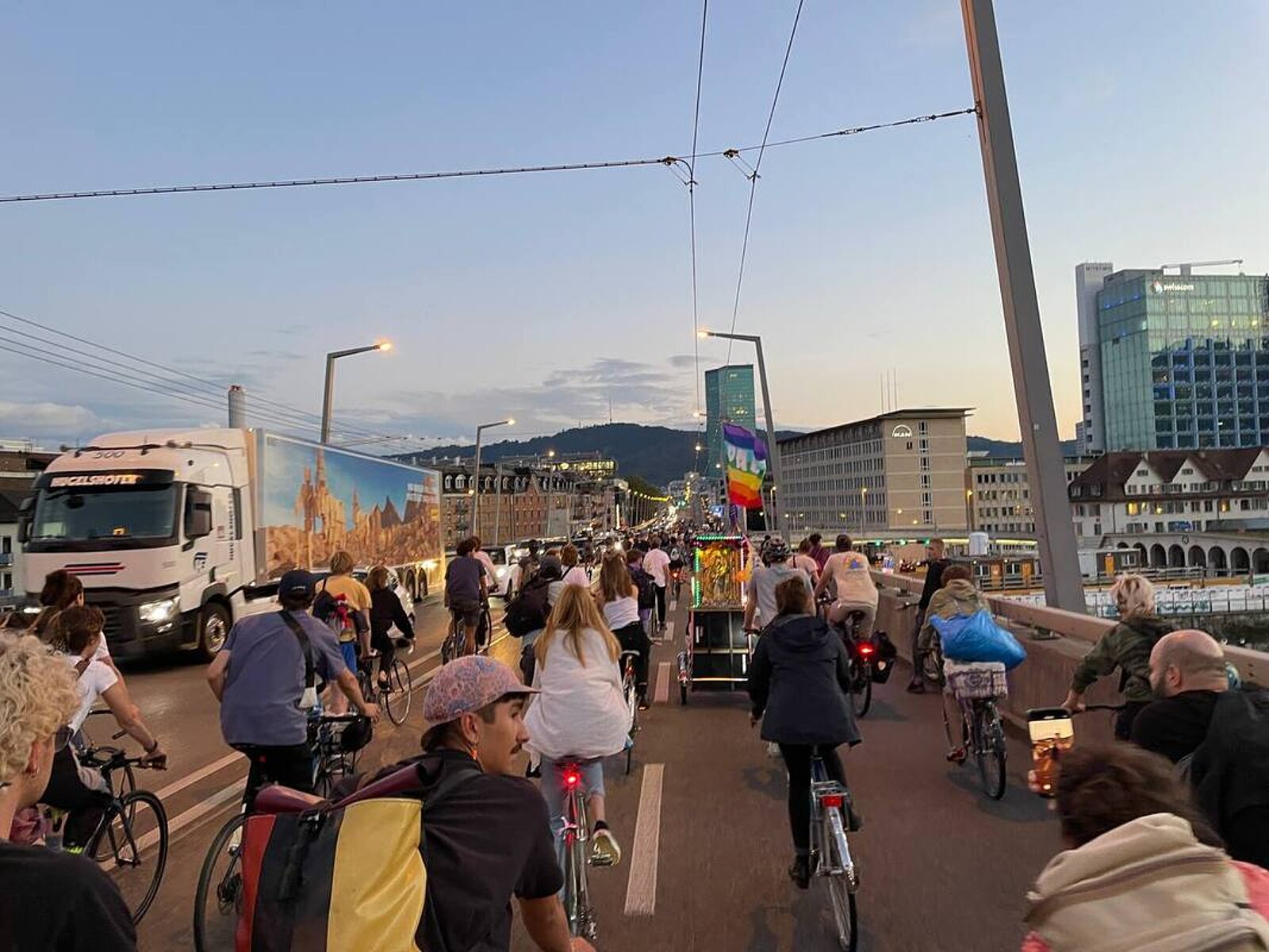Velofahrer auf der Hardbrücke in Zürich im Juli 2022
