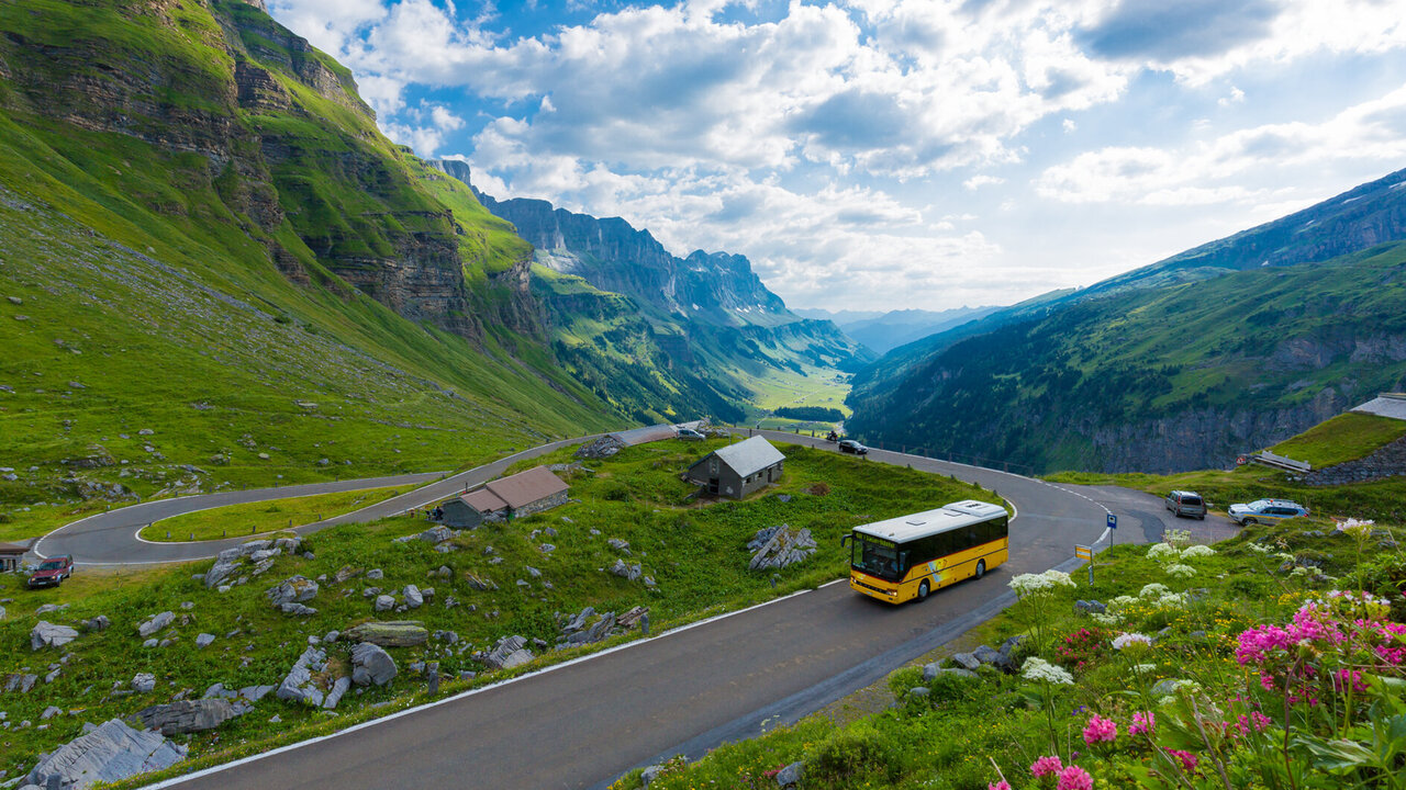 Postauto auf einer Bergstrasse