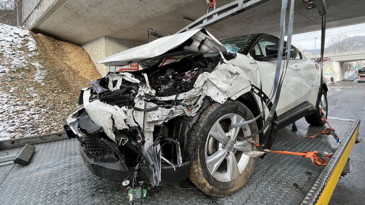 Am Mittwoch verursachte ein Toyota-Lenker in Liestal BL mehrere Unfälle. Erst kollidierte er mit einem weissen Jeep, bevor er mit einem Mercedes zusammenstiess. Unbeirrt setzte der 75-Jährige seine Fahrt fort, ehe er unter einer Bahnunterführung zum Stehen kam. Bild: Kapo BL