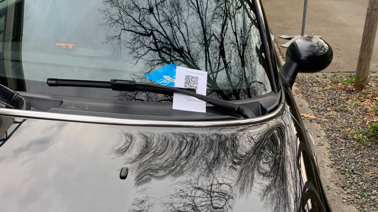 Ein Auto mit einer Parkbusse